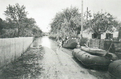 Die Lechgasse vor dem Anwesen Miller (heute Lechstr. 6). Die Buben nutzen die Boote der Pioniere zum Rumtollen.