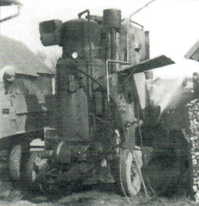Die „Dämpfkolonne", eine vereinseigene Maschine, die auf den Bauernhöfen zum Dämpfen von Kartoffeln eingesetzt wurde. Die Kartoffeln wurden anschließend siliert und den Schweinen verfüttert. Die erste Dämpfmaschine wurde 1938 angeschafft und von Johann Geillinger bedient.