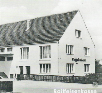 Die neu erbaute „Raiffeisenkasse" um 1962.